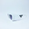 Lentes elegantes con diseño rectangular en blanco y negro, disponibles en óptica Babahoyo.