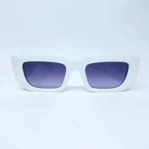 Gafas modernas con marco blanco y lunas oscuras, ideales para destacar tu estilo en óptica en Babahoyo.