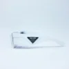 Gafas rectangulares de color blanco con lunas negras, disponibles en óptica en Babahoyo.
