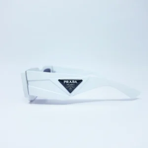 Gafas rectangulares de color blanco con lunas negras, disponibles en óptica en Babahoyo.